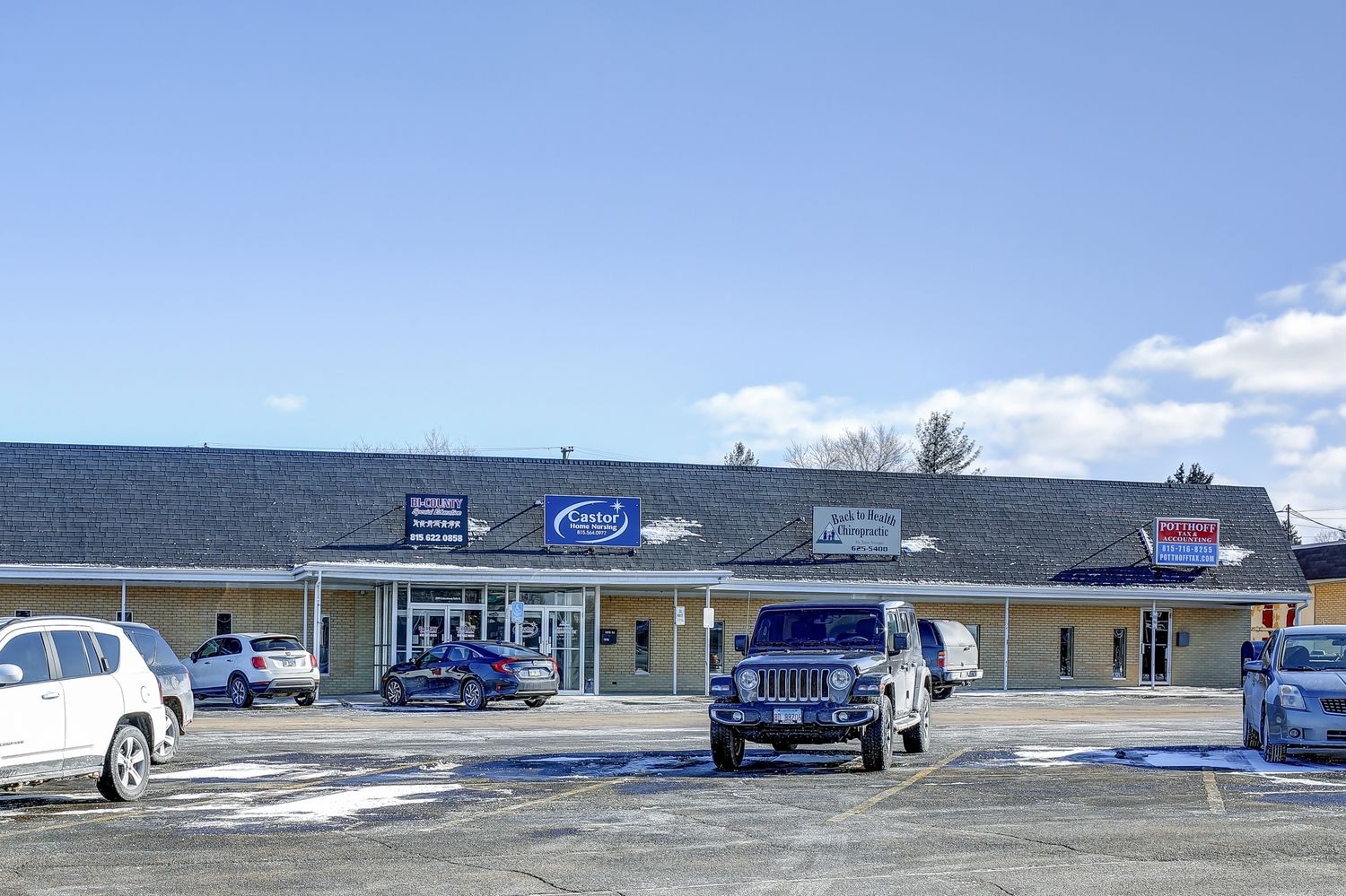 Lee Wayne Plaza: 2317 E Lincolnway, Sterling, IL 61081